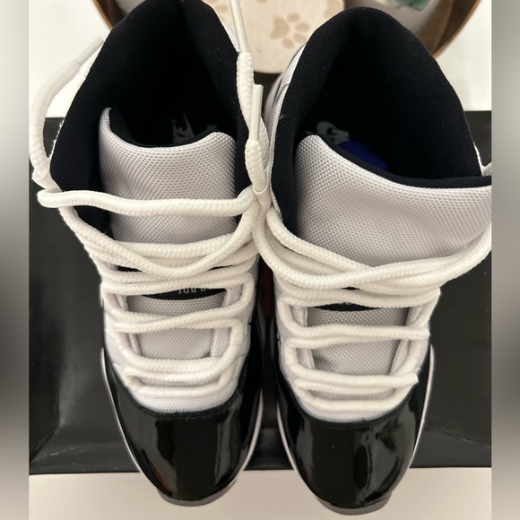 Air Jordan 11 Retro, White/Black Concord - Picture 8 of 9